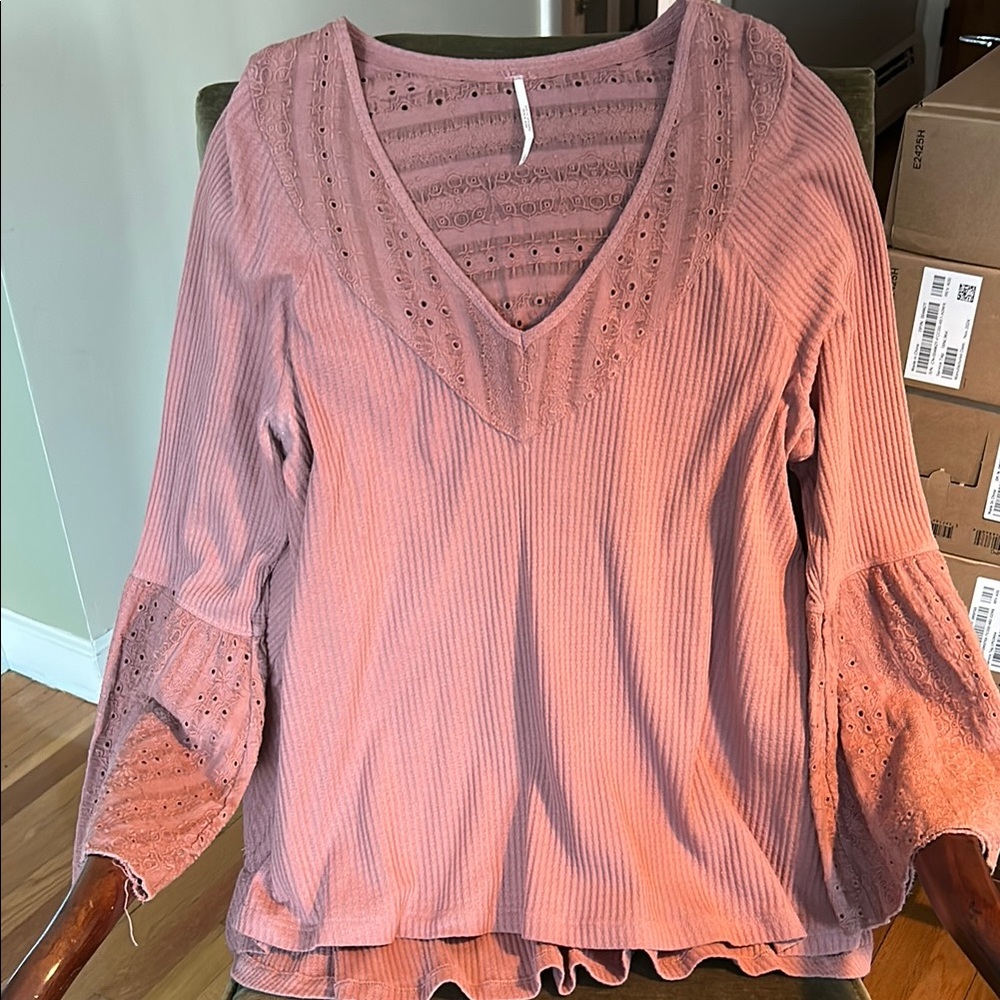 Free People Mauve V-Neck Top with beautiful bell lace detailed sleeves! Size L